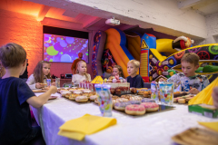 Lispa erdvė - Įsimintini vaikų gimtadieniai Marijampolėje. Vaikams nuo 5 iki 13 metų. Batutas, VR akiniai, diskoteka su šviesomis ir dūmais, programos vedėjas ir dar daugiau.