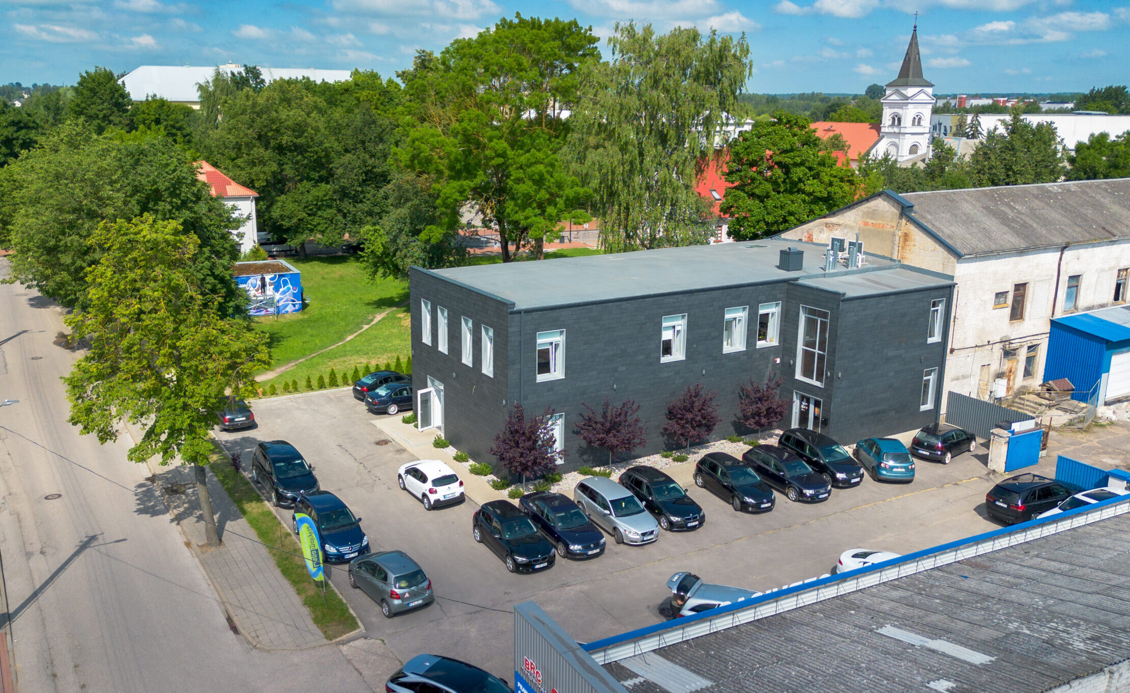 Lispa mokyklos pastatas nufotografuotas dronu.