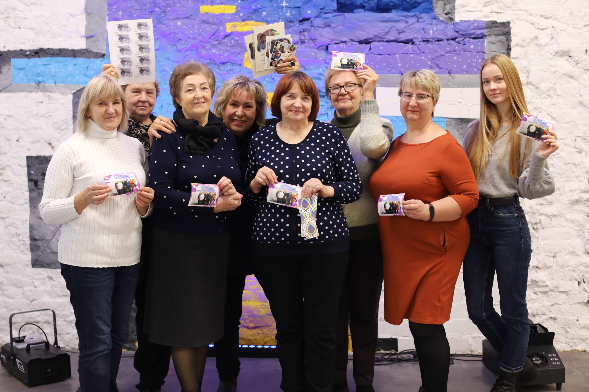 Lapkritį LISPA mokykloje senjorės mokėsi grafikos dizaino, kūrė atvirutes, skaidres su DI ir išbandė VR technologijas. Įkvepiantis mokymų ciklas be amžiaus ribų! (6)